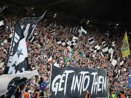 לעיניי הקהל האדיר בלבן (GETTY)