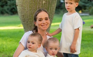 מירי פרנק ושלושת ילדיה (צילום: יעל שטיין)