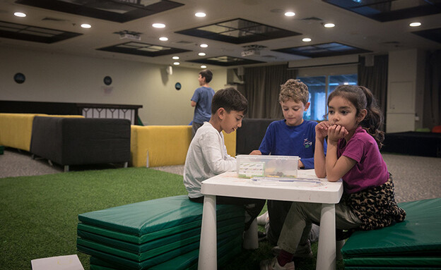 ילדים מפונים מקיבוץ ניר עם במלון הרודס בתל אביב