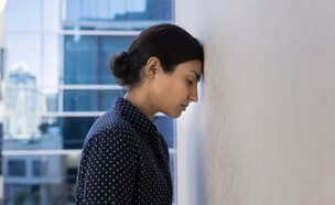 אישה צעירה מתוסכלת אילוסטרציה (צילום: fizkes/shutterstock)