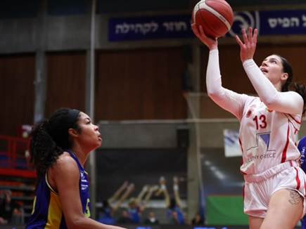 (עודד קרני, מנהלת הליגה לנשים) (צילום: ספורט 5)