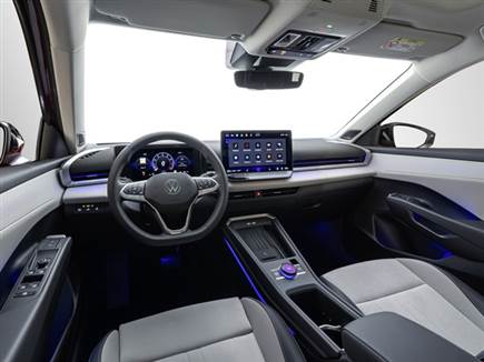 תא נוסעים בעיצוב נקי עם איכות חומרים משופרת (צילום: ספורט 5)