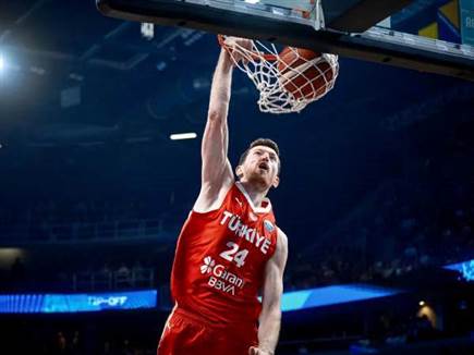 והקשו מאוד על ההגנה הלטבית, לה לא היו תשובות (FIBA)