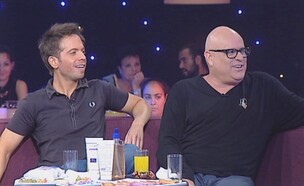 אבי הזמר שר בריטני ספירס (תמונת AVI: mako)