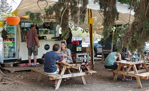 עגלת חומוס (צילום: אורלי גנוסר)