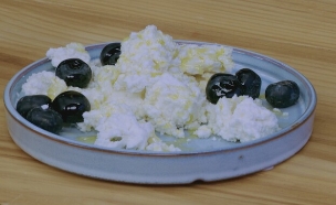 גבינת ריקוטה ביתית עם פרי עונתי (צילום: עוטף ישראל עם עומר מילר, קשת 12)