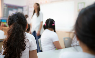 מורה, כיתה, תלמידים (צילום: Dmitry Pistrov, shutterstock)