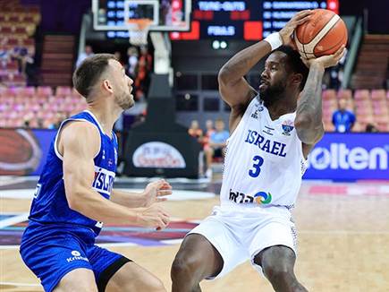 קרינגטון התקשה והנבחרת הובילה רק ב-4 במחצית (צילום: אלן שיבר)