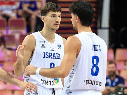 תחילת הרומן. הנבחרת פתחה ברגל ימין (צילום: אלן שיבר)