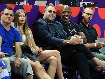 מאמן פורטלנד צ`ונסי בילאפס בא לקטוביץ` לצפות בדני (צילום: אלן שיבר)