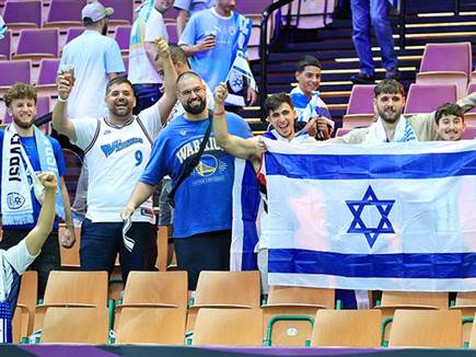 הקהל הישראלי ביציעים יכול היה לחייך (צילום: אלן שיבר)