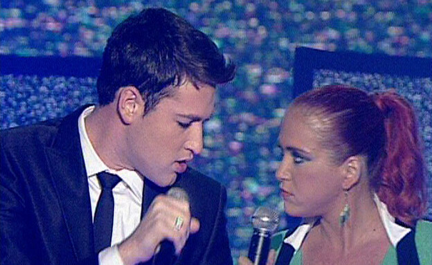 מיי פיינגולד וחובי סטאר עם "רד רד מעל מסך הטלוויזיה שלי"