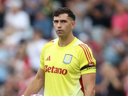 אלוף עולם בין הקורות של וילה. דיבו מרטינס (Photo by Rob Newell - C (צילום: ספורט 5)