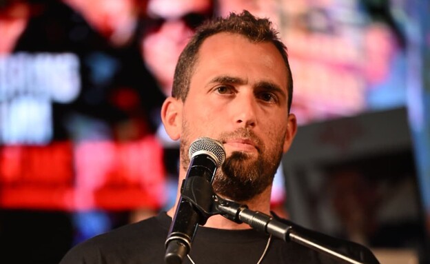 משה אור, אחיו של אבינתן אור בעצרת בכיכר החטופים (צילום: פאולינה פטימר)