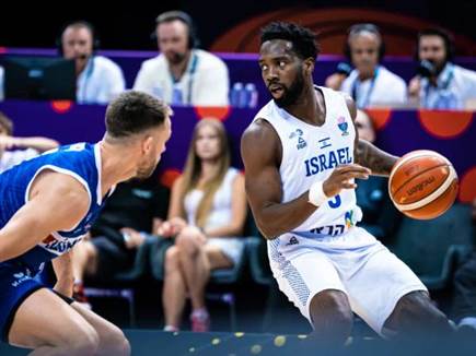 “הבנתי את הרעיון“. קרינגטון (FIBA) (צילום: ספורט 5)