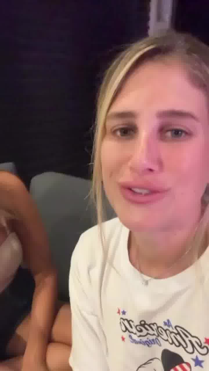 אייר בוזגלו מתגייסת הבוקר. רגע לפני היא ישבה לשיחה פתוחה עם אמא עדי