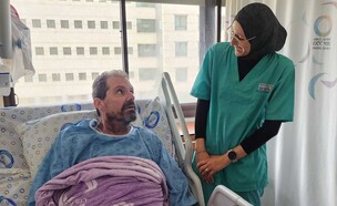 אבי הרשטיין עם האחות שהצילה את חייו (צילום: המרכז הרפואי הלל יפה)