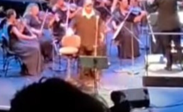 באמצע הופעה של דוד ד'אור: פרו-פלסטינית שפכה עליו צבע אדום (צילום: אינסטגרם)