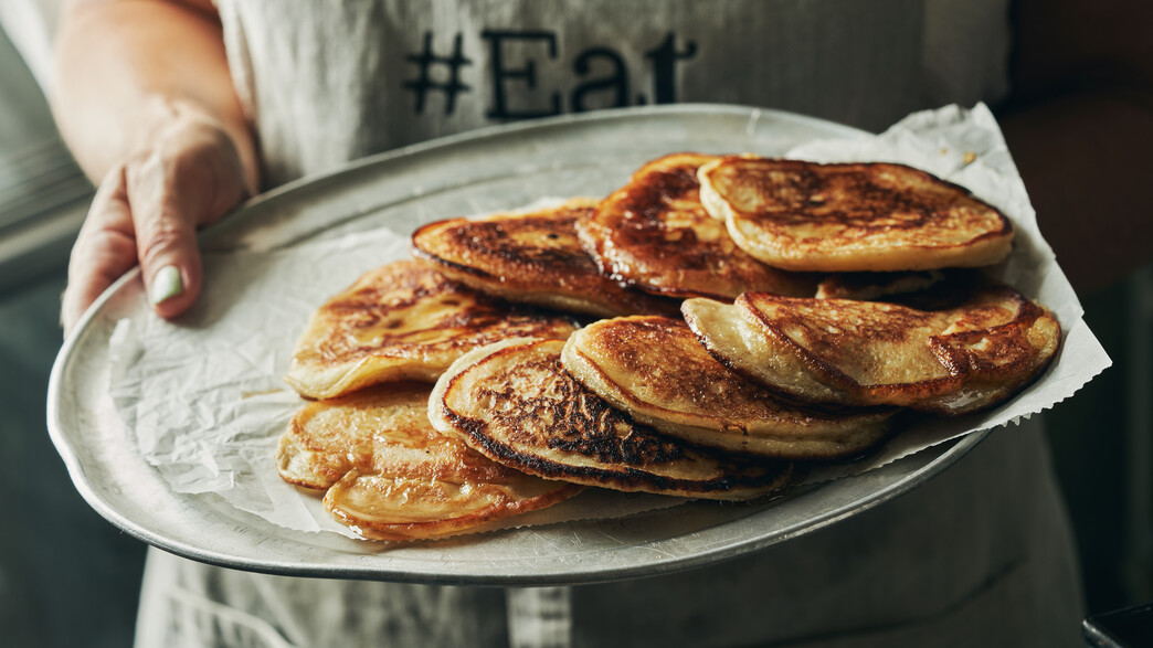 לביבות גבינה וריוויון מתוקות על מגש לביבות גבינה וריוויון מתוקות על מגש