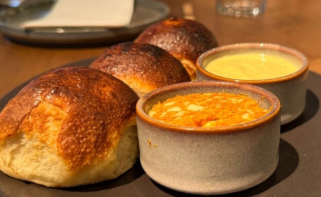 לחם יפני עם חמאת טוגרשי. סאנה החדשה לחם יפני עם חמאת טוגרשי. סאנה החדשה