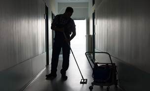 האם העסקה ישירה של עובדי הקבלן היא הפתרון? (אילוסטרציה: By Andrey_Popov, shutterstock)