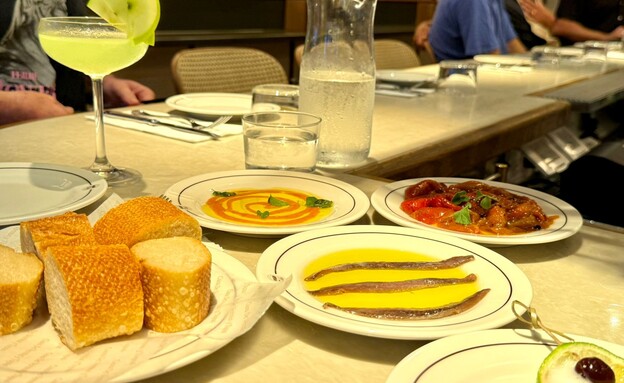 דרינקים ונשנושים. בר ורמיני דרינקים ונשנושים. בר ורמיני