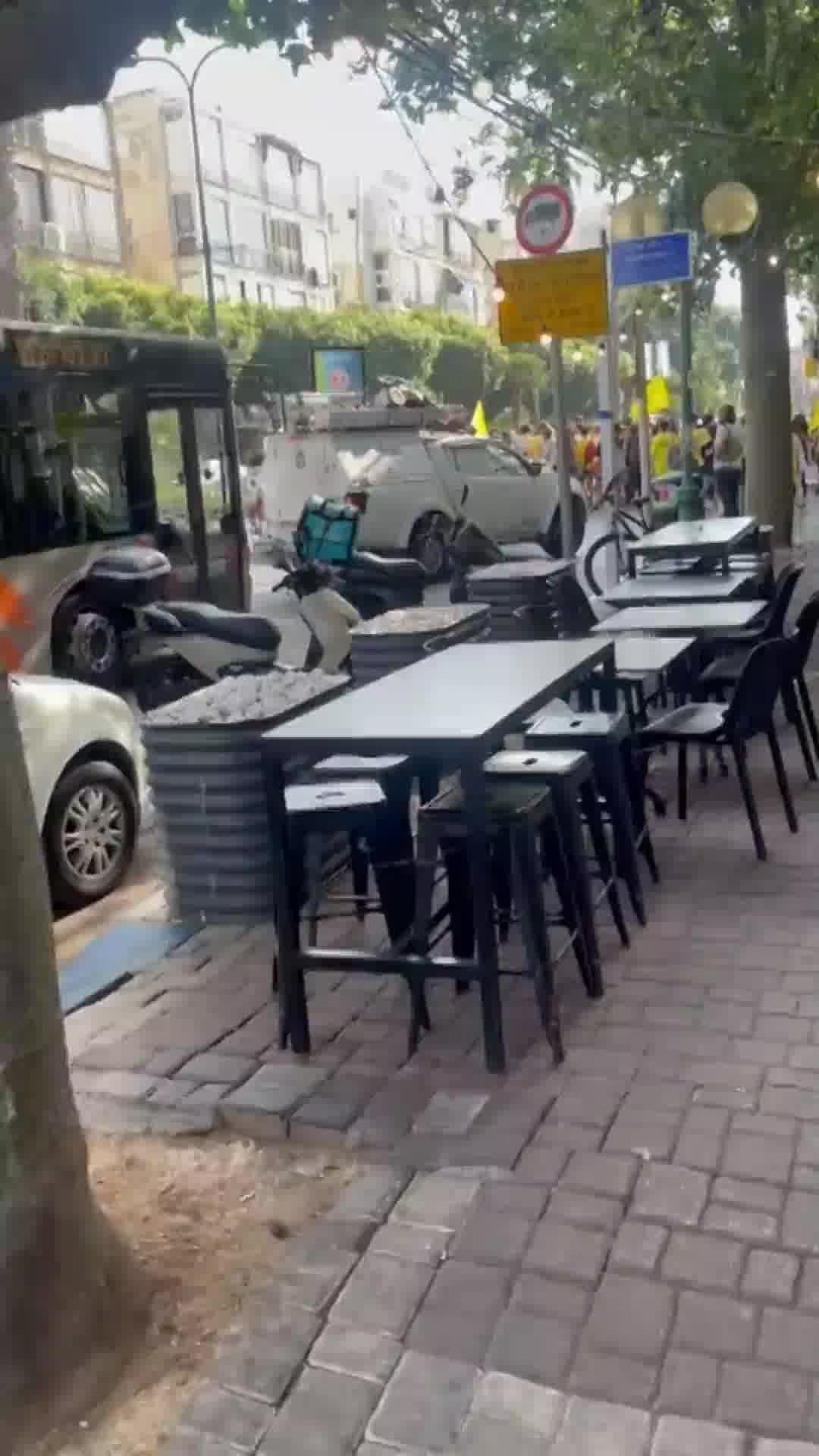 עומסי תנועה בתוך גבעתיים אחרי שתלמידי בית ספר ארגנו צעדה למען שחרור חטופים