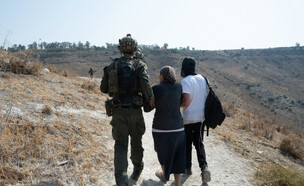 חילוץ אישה מהנחל (צילום: יחידת גולן)