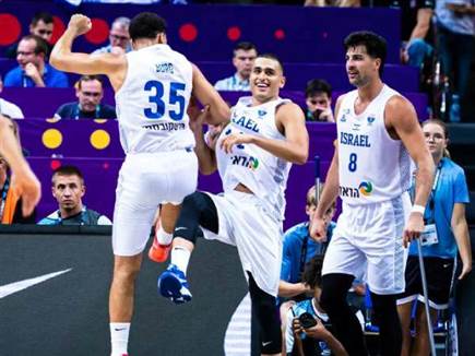 רקדו לצלילי הבוז הצרפתי (FIBA) (צילום: ספורט 5)