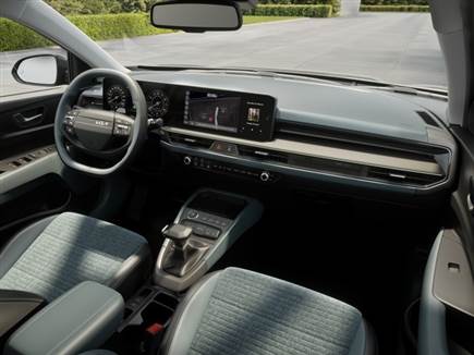 תא הנוסעים חדש כמעט לגמרי, עם שני מסכי “12.3 מחוברים