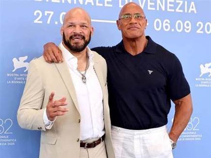 דה רוק, לצד מארק קר (GETTY) (צילום: ספורט 5)