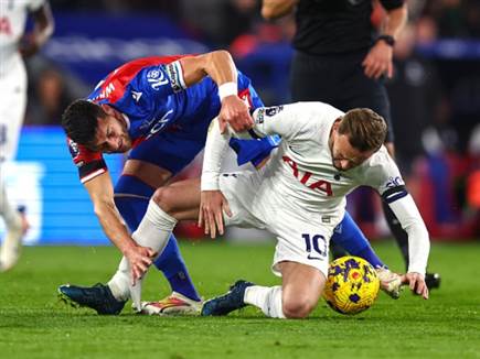 שחקני שתי הקבוצות עם סרטים שחורים במפגש בין פאלאס לטוטנהאם ב-27.10 (צילום: ספורט 5)