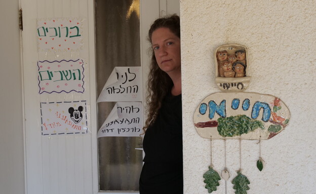 אלה חיימי בכניסה לביתם (צילום: N12)