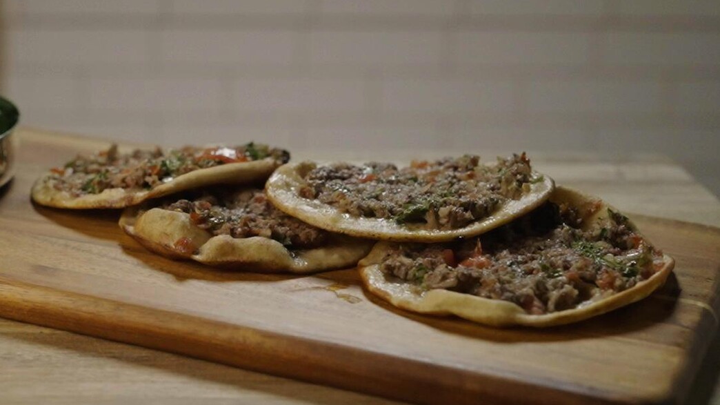 לחמה בעג'ין לצד סלט גרגיר של הילה אבידן