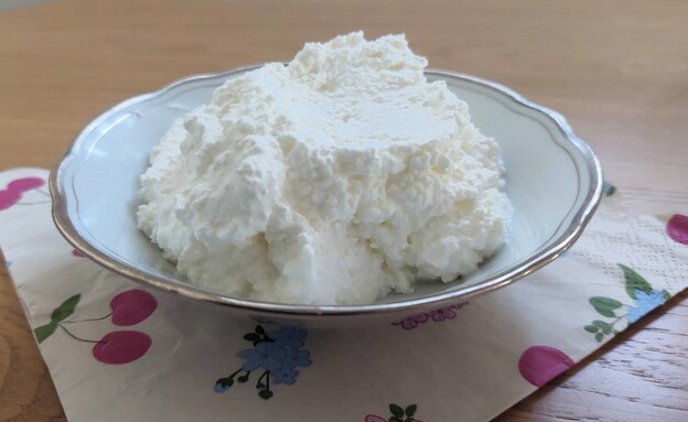 גבינת שמנת ביתית. זה פשע לקנות גבינת שמנת ביתית. זה פשע לקנות