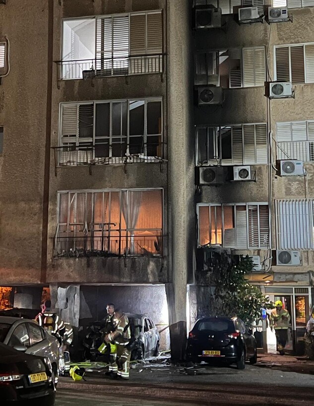 בניין מגורים בכפר סבא עלה באש - בעקבות הצתה פלילית