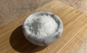 קערת מלח על השולחן (צילום: shutterstock_M_Jurcz)