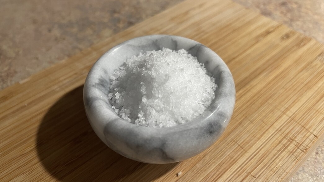 קערת מלח על השולחן קערת מלח על השולחן
