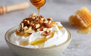 קערת יוגוורט עם דבש אגוזים ושקדים (צילום: shutterstock_Muhammad_Umair132)