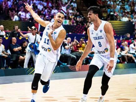 חיבור שהולך שנים אחורה. מדר ואבדיה (FIBA) (צילום: ספורט 5)