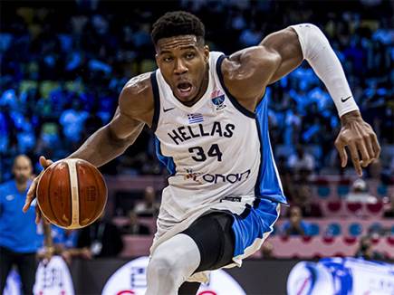 יאניס בדרך? (FIBA) (צילום: ספורט 5)