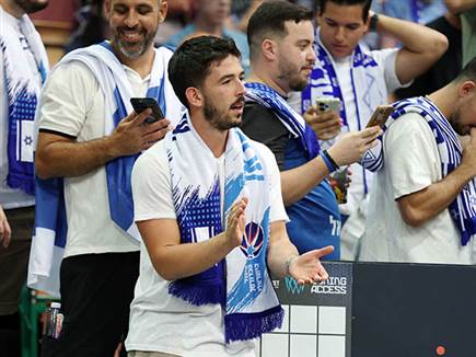 הקהל הישראלי בקטוביץ` נהנה מעוד ניצחון (צילום: אלן שיבר)