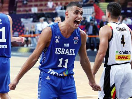 מדר קלע שלשה ומצא את דני לשלשה במהלך הריצה (צילום: אלן שיבר)