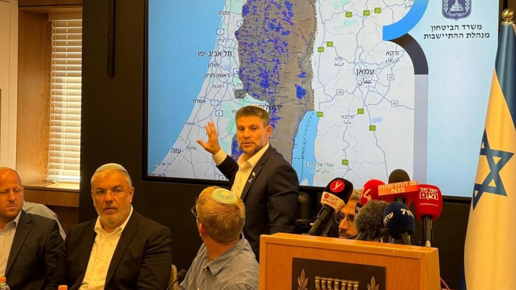 השר סמוטריץ' מציג את מפת הריבונות השר סמוטריץ' מציג את מפת הריבונות