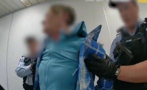 נוסעת גורשה מהטיסה 