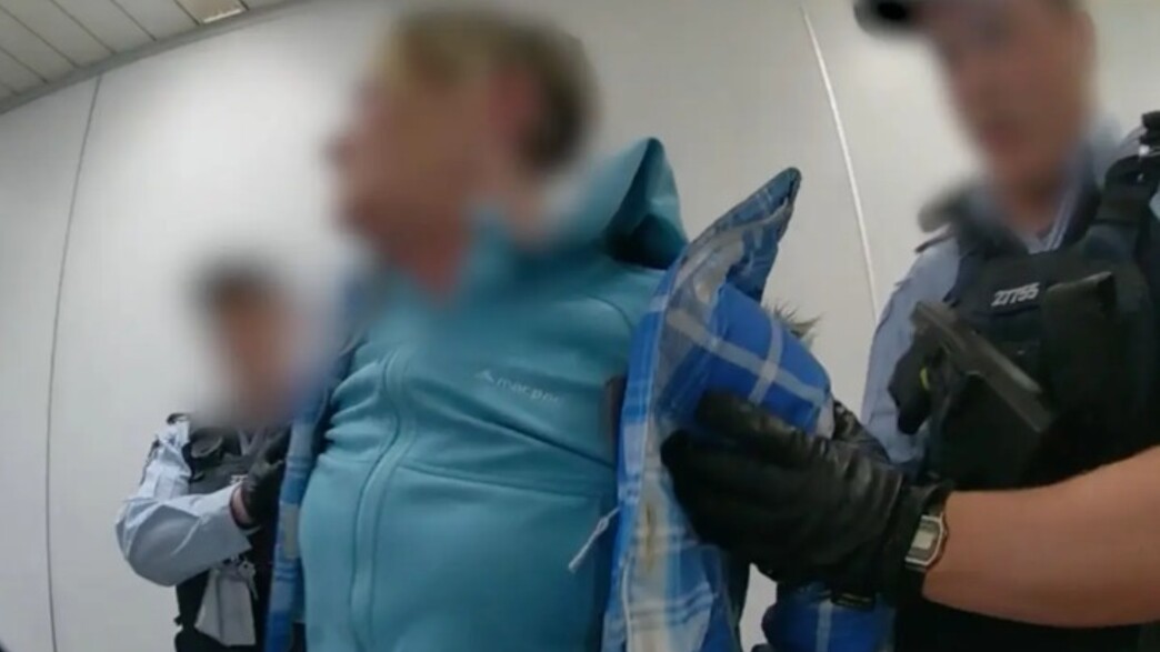 נוסעת גורשה מהטיסה 