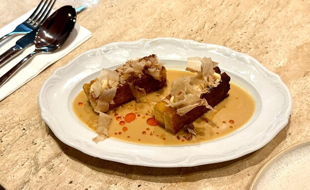 סנדוויץ' שרימפס צלוי עם קאצובושי ורוטב בוטנים חריף סנדוויץ' שרימפס צלוי עם קאצובושי ורוטב בוטנים חריף