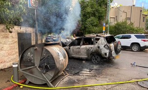 רכב שהובער על ידי מפגינים ליד מעון ראש הממשלה (צילום: דוברות המשטרה)