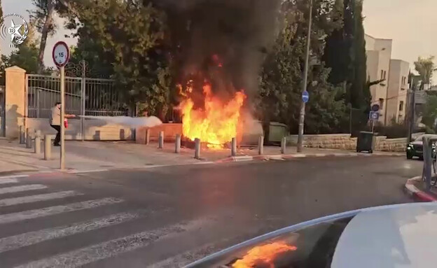 הצתה ליד מעון ראש הממשלה כחלק מיום המחאה (צילום: דוברות המשטרה)