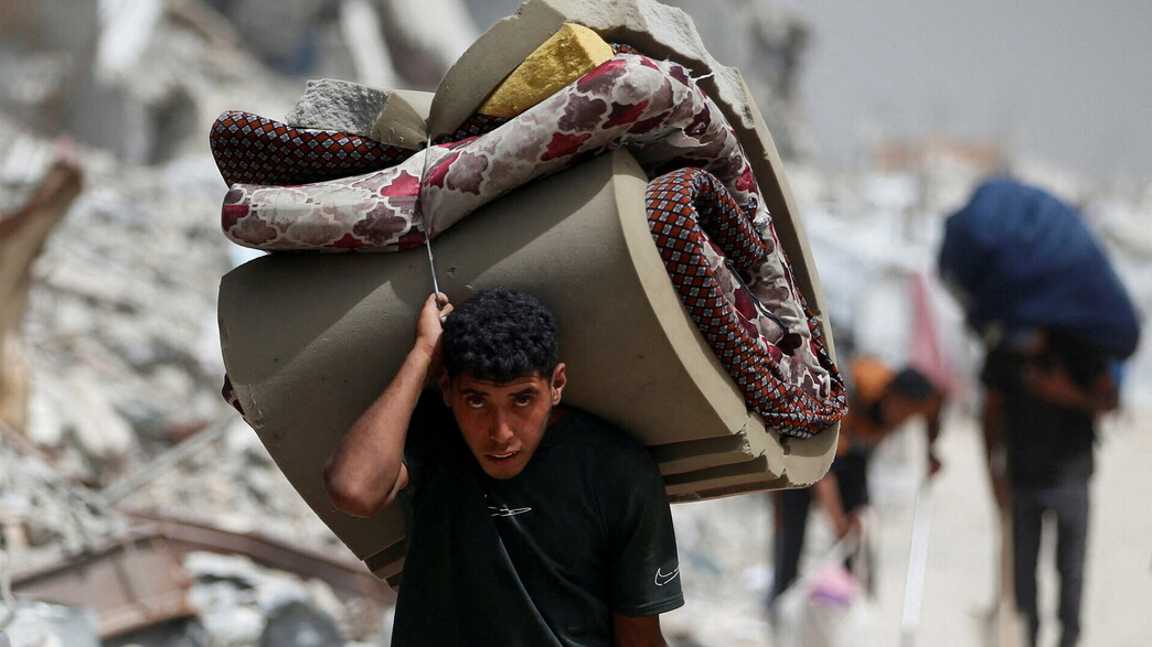 עזתי עוקר מביתו לפני תקיפת צה"ל בעיר עזה עזתי עוקר מביתו לפני תקיפת צה"ל בעיר עזה